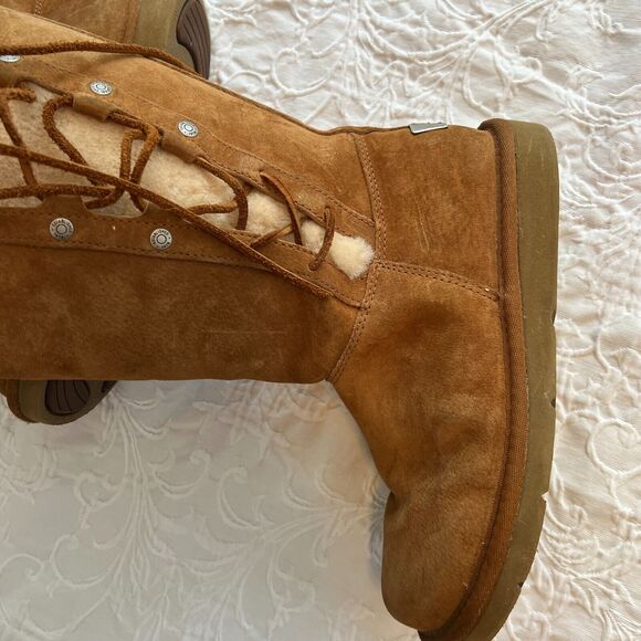 UGGS, size 6, EUC, side lacing, leather and shearling. Metal nameplate on back. - Picture 11 of 11